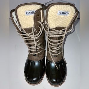 MAGELLAN OUTDOOR Women’s Mid-Rise Duck Boots Style FWMFFS4057 4/2022 Sz 9 NWOT